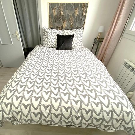 Le Cafe Charmant, Appartement Dans Immeuble Avec Parking Barriere, Balcon LʼArbresle Esterno foto