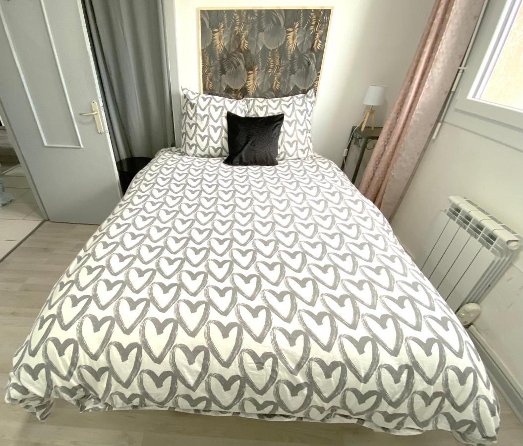 Le Cafe Charmant, Appartement Dans Immeuble Avec Parking Barriere, Balcon LʼArbresle Esterno foto