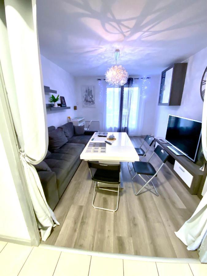 Le Cafe Charmant, Appartement Dans Immeuble Avec Parking Barriere, Balcon LʼArbresle Esterno foto